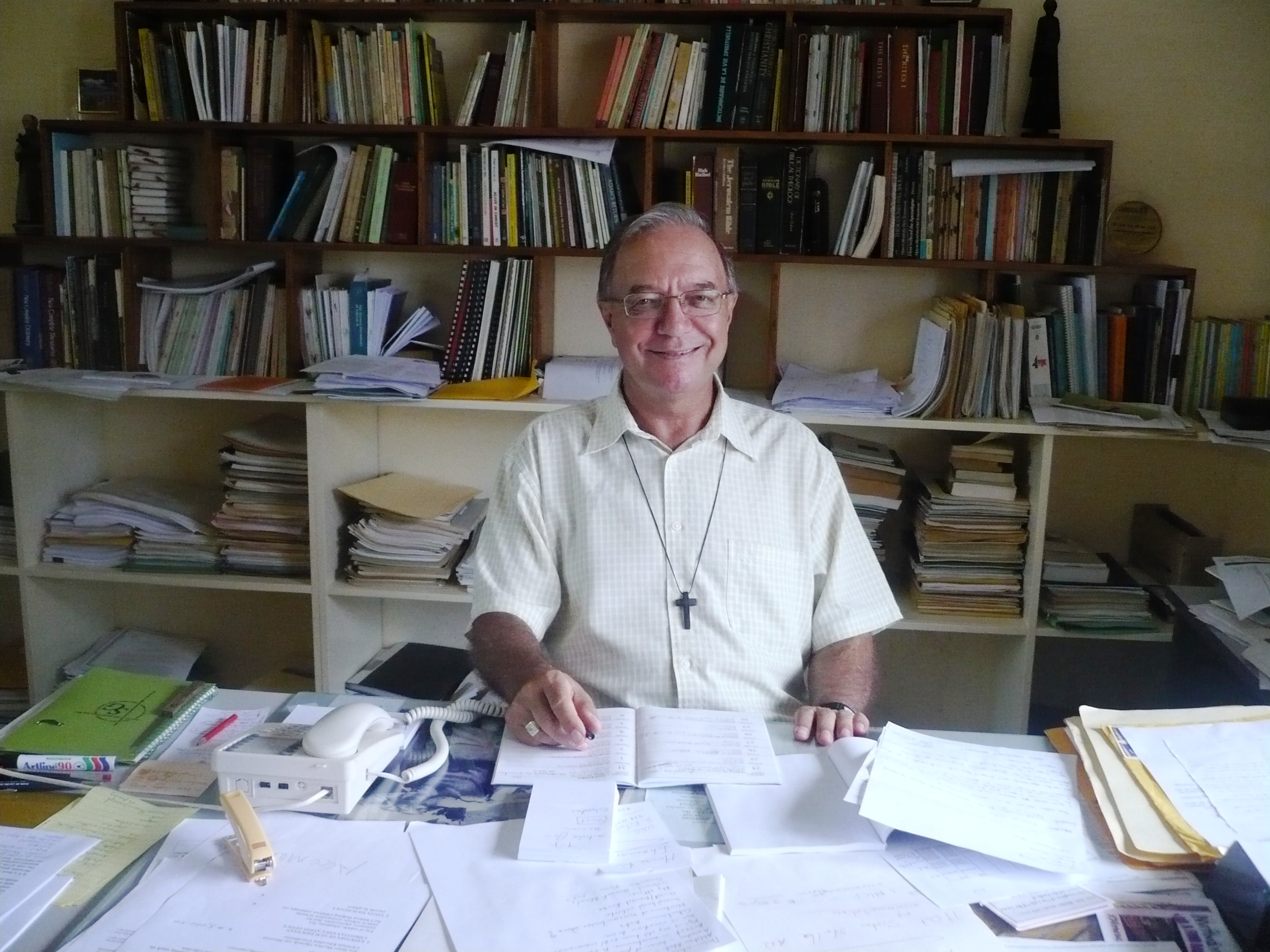 Mgr Gilles C�t� dans son bureau